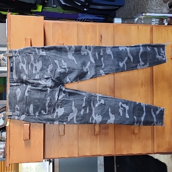 EUC Kut from the Kloth: Connie High-rise Ankle Skinny, Black/Gray Camo, Size 2 - Picture 5 of 9